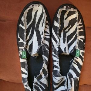 Sanuk size 9 shoes